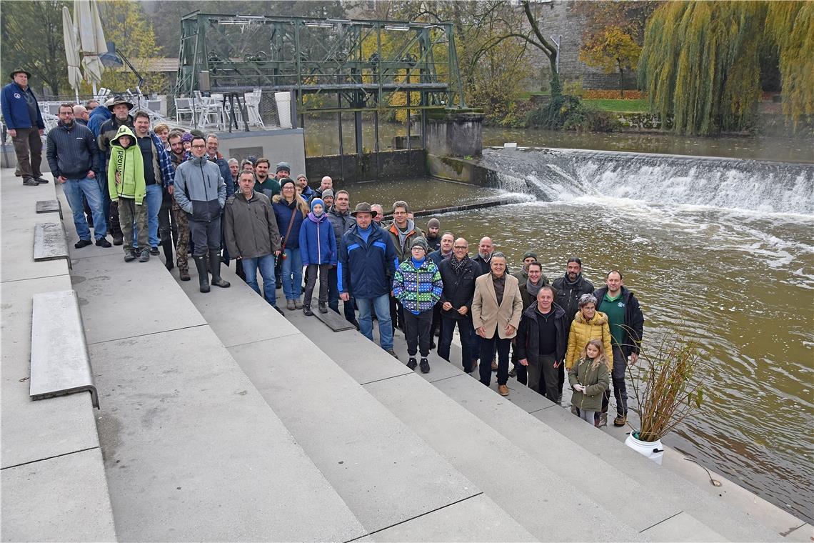 Zahlreiche Teilnehmer bei der Weidenbepflanzungsaktion an der Murr in Backnang.