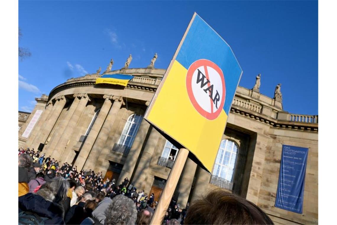 Erneut große Proteste gegen Ukraine-Krieg Zahlreiche Teilnehmer demonstrieren bei einem Mitmachkonzert gegen „Krieg und Gewalt“ in Stuttgart. Foto: Bernd Weißbrod/dpa