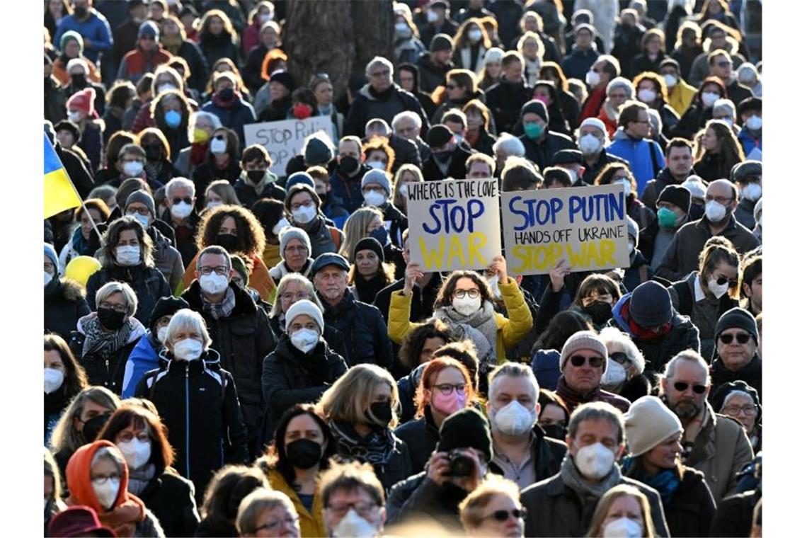 Große Demonstration gegen den Ukraine-Krieg in Stuttgart Zahlreiche Teilnehmer demonstrieren gegen den Krieg in der Ukraine. Foto: Bernd Weißbrod/dpa/Archivbild
