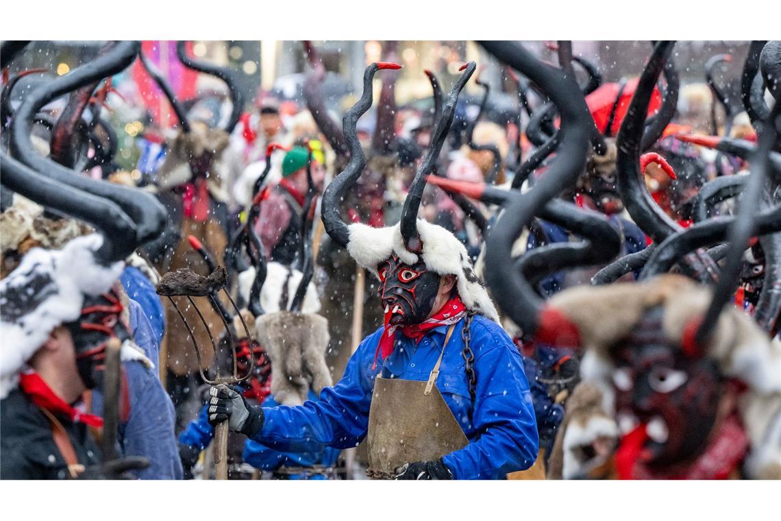 Zahlreiche Teufel aus einer uralten Tradition sind unterwegs beim traditionellen Sühudi Umzug anlässlich der Fasnacht in Einsiedeln.