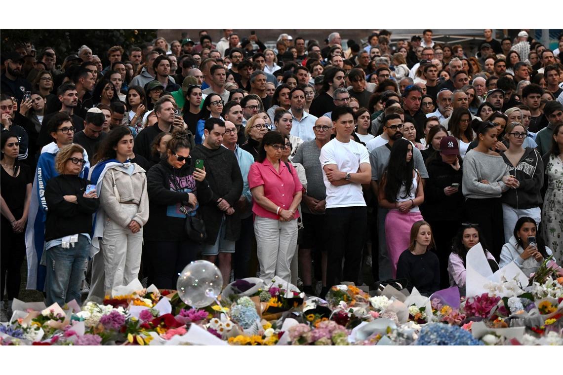 Zahlreiche Trauernde nehmen an einer Mahnwache an einer Gedenkstätte in Bondi Beach in Sydney teil