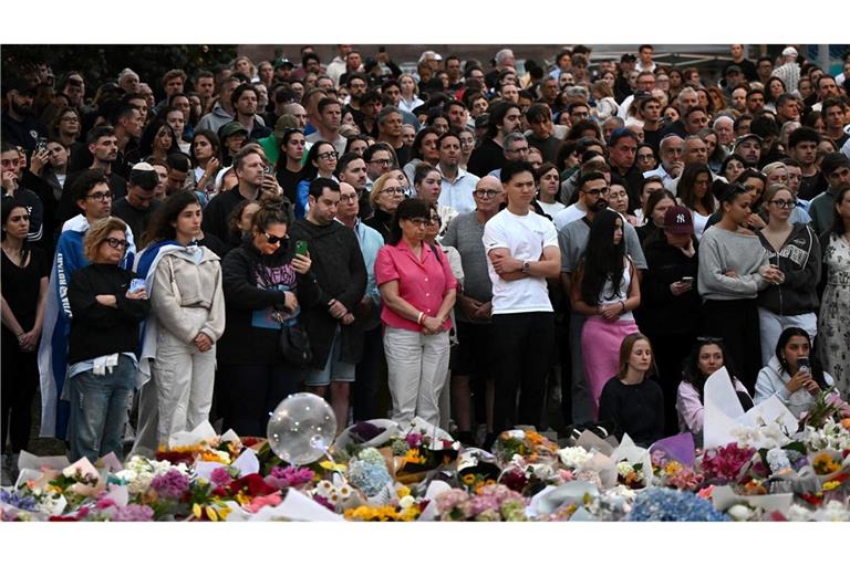 Zahlreiche Trauernde nehmen an einer Mahnwache an einer Gedenkstätte in Bondi Beach in Sydney teil