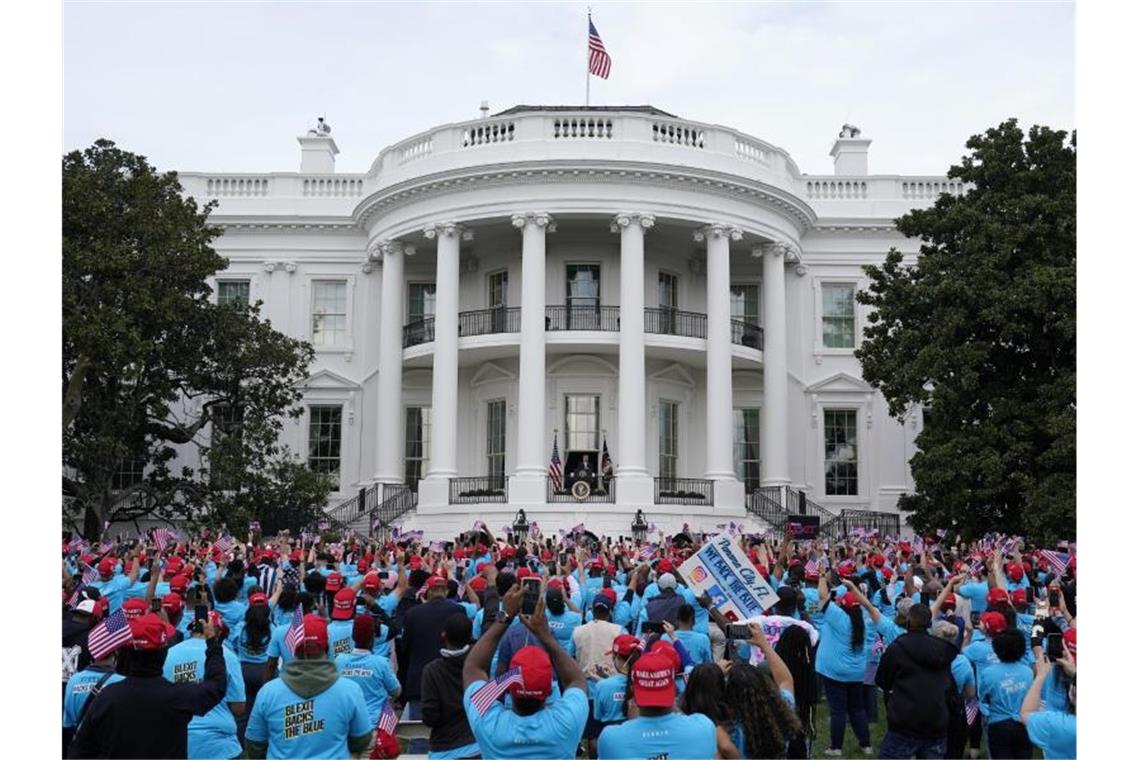 Erster Auftritt seit Covid-Erkrankung: Trump warnt vor Biden Zahlreiche Trump-Anhänger verfolgen die Rede des US-Präsidenten vor dem Weißen Haus. Foto: Alex Brandon/AP/dpa