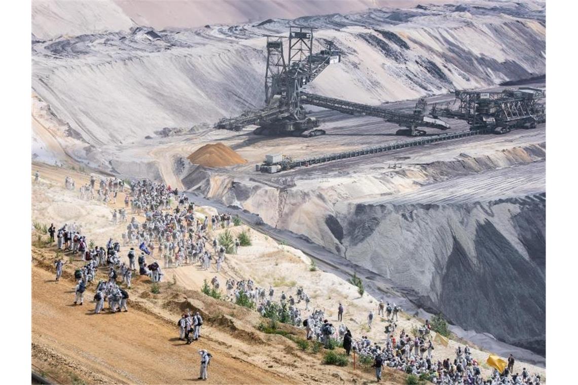 Klimaproteste im Rheinischen Revier nach drei Tagen beendet Zahlreiche Umweltaktivisten laufen in den Tagebau Garzweiler. Foto: Marcel Kusch