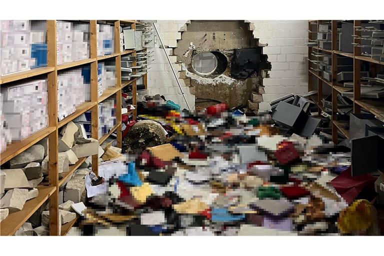 Zahlreiche Unterlagen liegen auf dem Boden des Tresorraums.