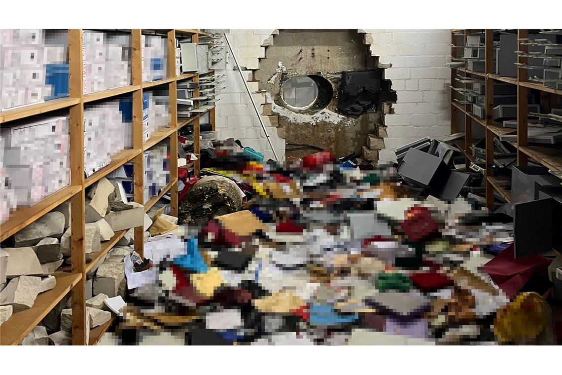 Loch im Tresorraum löst Ansturm besorgter Bankkunden aus