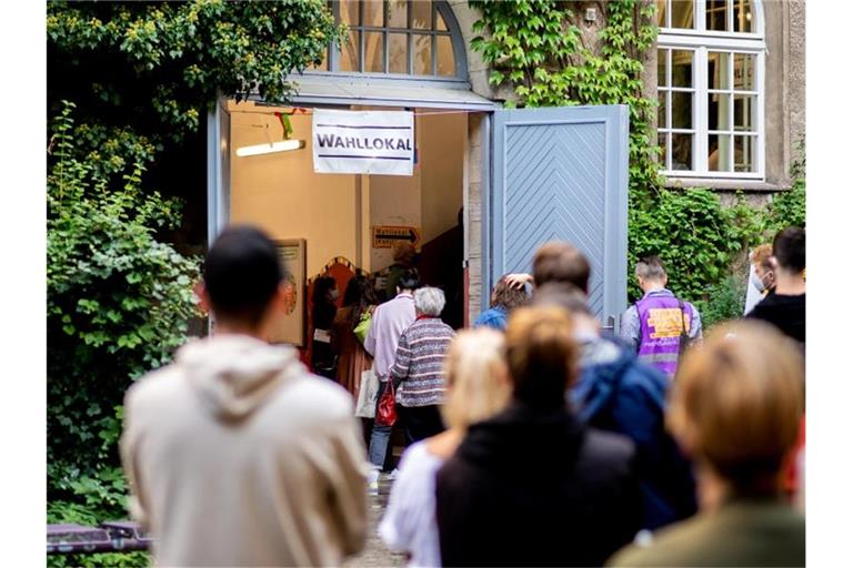 Zahlreiche Wählerinnen und Wähler warten im Stadtteil Prenzlauer Berg in einer langen Schlange vor einem Wahllokal, das in einer Grundschule untergebracht ist. Foto: Hauke-Christian Dittrich/dpa