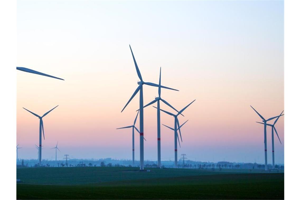 Zahlreiche Windräder in Sachsen. Deutschlands Problemfelder sind zu schwache Ausbauziele für erneuerbare Energien, viel zu wenig Fortschritt im Verkehrssektor sowie ein noch immer hoher Energieverbrauch. Foto: Monika Skolimowska/dpa-Zentralbild/dpa