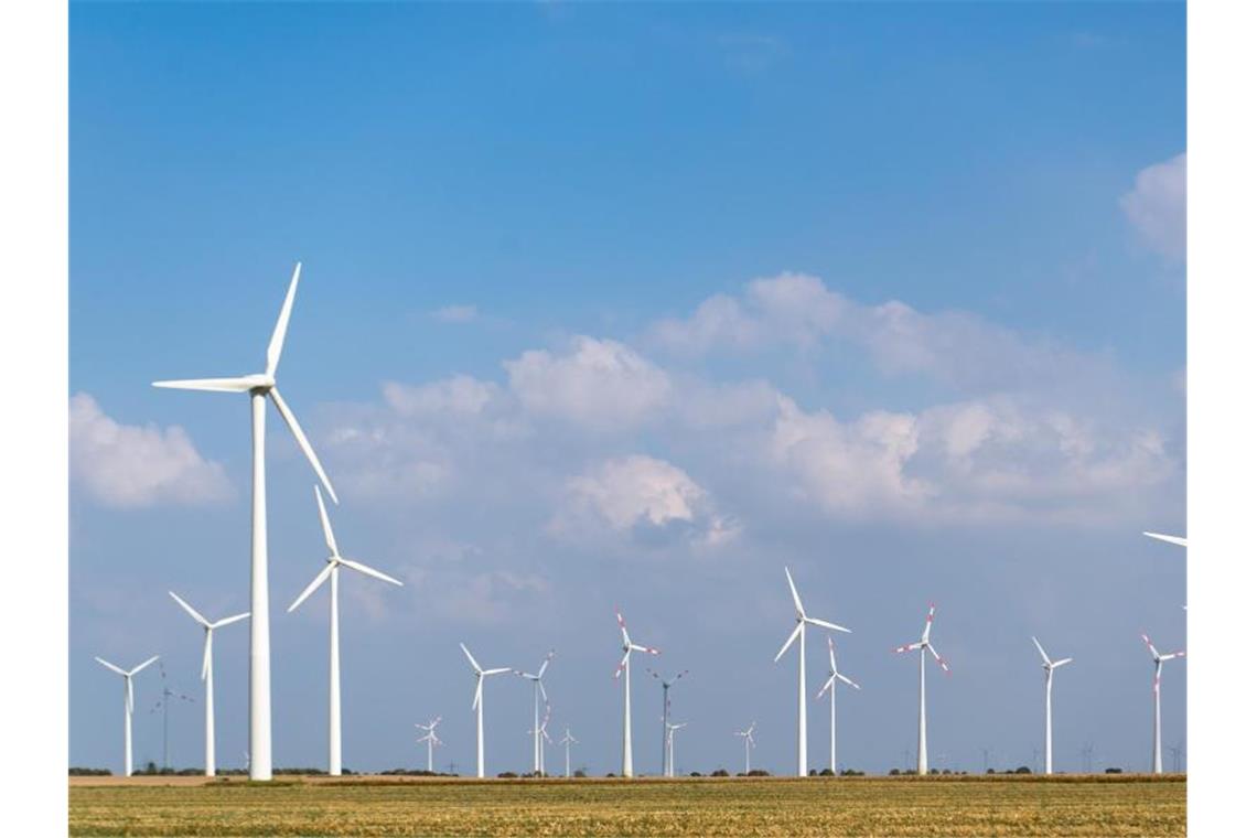 Mehr Flächen im Südwesten kommen für Windenergie infrage Zahlreiche Windräder stehen auf einem Feld nebeneinander. Foto: Monika Skolimowska/Archivbild