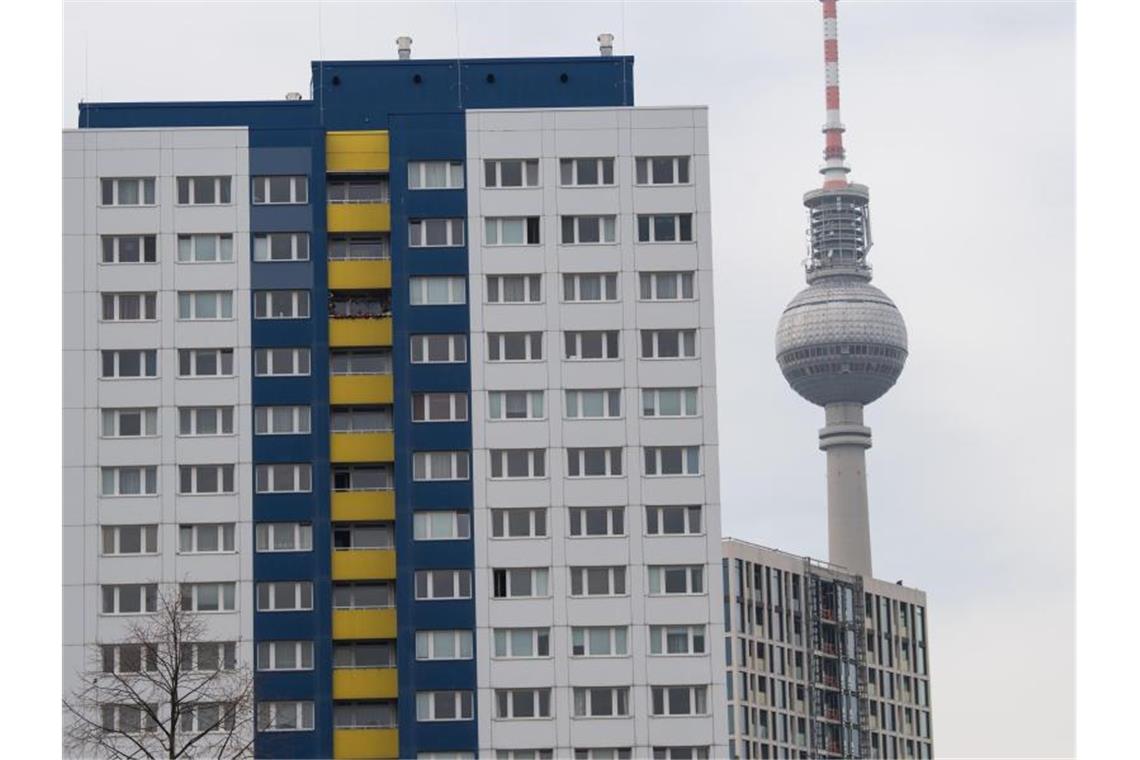 Zahlreiche Wohnungen sind in Sichtweite des Fernsehturms zu sehen. Foto: Jörg Carstensen/dpa