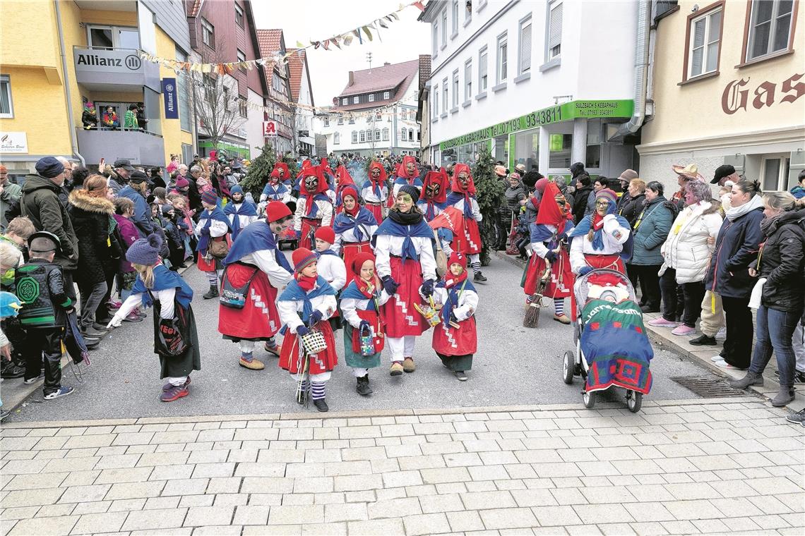 Zahlreiche Zuschauer säumten die Gassen, als sich die Sulzbacher Narren auf den Weg durch den Ort machten. Fotos: J. Fiedler