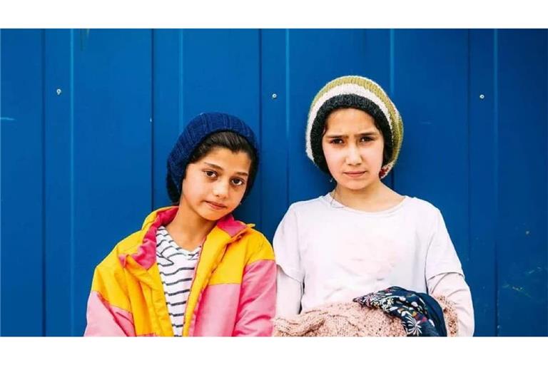 Zainab (rechts) und Nida, die mit ihren Familien aus Afghanistan geflüchtet sind, kommen neben vielen anderen Kindern im Buch „Manchmal male ich ein Haus für uns“ zu Wort.