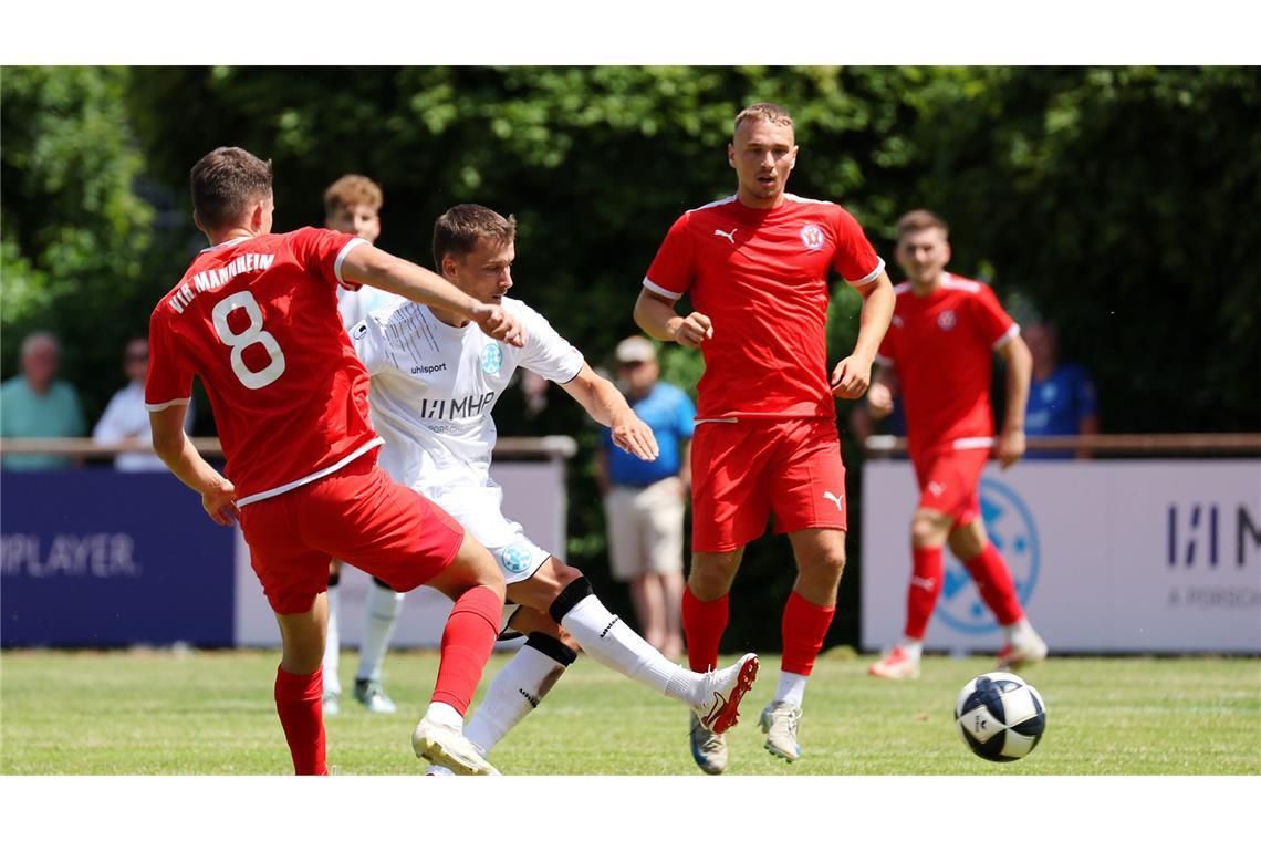 Kantersieg zum Testspielauftakt gegen VfR Mannheim Zaiser zeigt Passqualität.