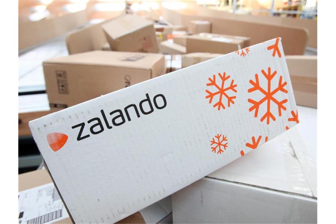 Zalando macht nach wie vor einen Großteil des Umsatzes mit Kundenbestellungen. Foto: Bodo Marks/dpa