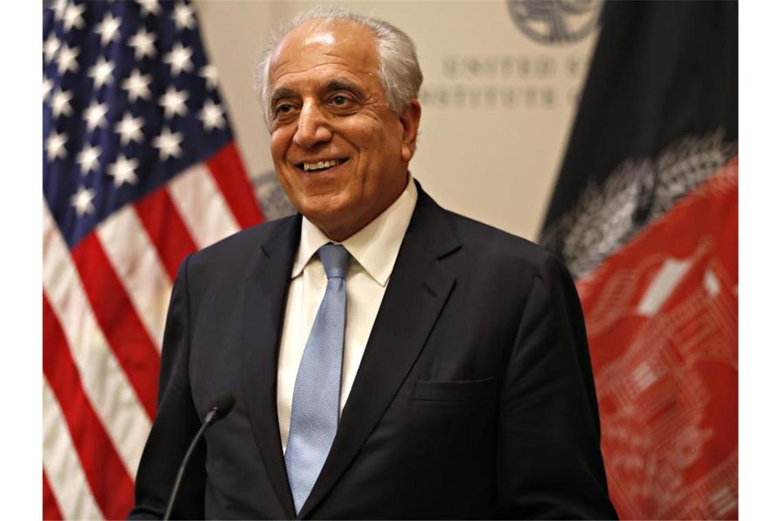 Zalmay Khalilzad bei einer Pressekonferenz in Washington (Archivbild). Nach dem chaotischen Abzug der US-Truppen aus Afghanistan tritt der US-Sonderbeauftragte für das Land von seinem Posten zurück. Foto: Jacquelyn Martin/AP/dpa