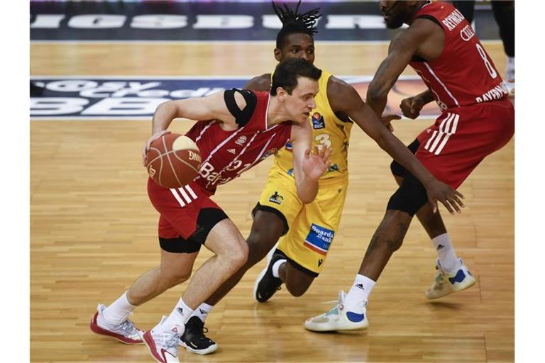 Zan Mark Sisko (l) lenkte das Spiel der Bayern. Foto: Thomas Kienzle/dpa