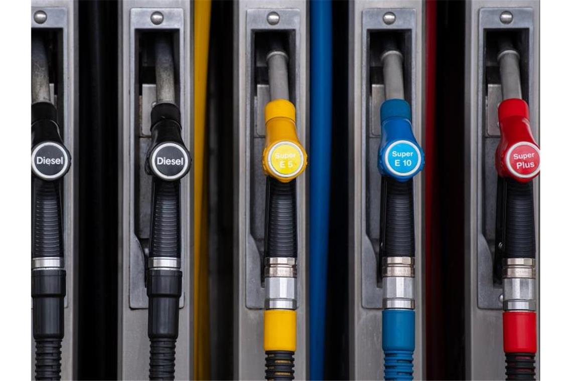 Zapfpistolen für verschiedene Kraftstoffarten an einer Zapfsäule an einer Tankstelle. Foto: Sven Hoppe/dpa