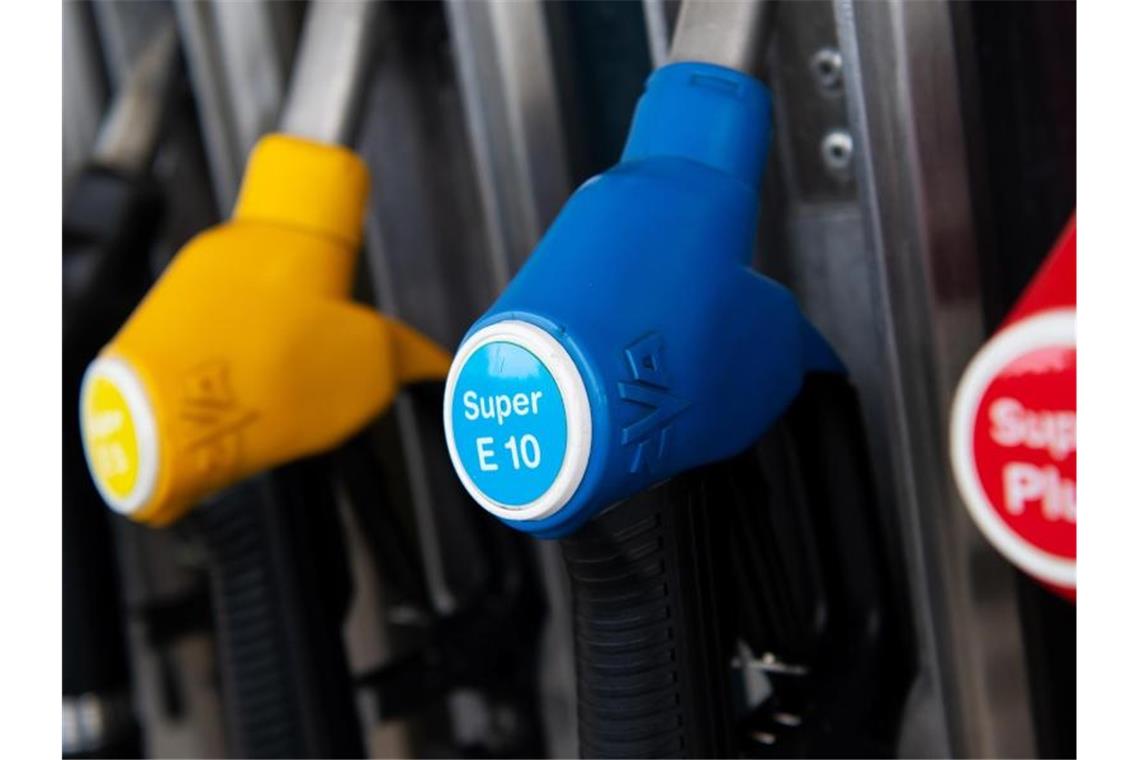 Zapfpistolen für verschiedene Kraftstoffarten, darunter auch E10, hängen an einer Zapfsäule an einer Tankstelle. Die Trendwende bei den Spritpreisen verfestigt sich. Foto: Sven Hoppe/dpa