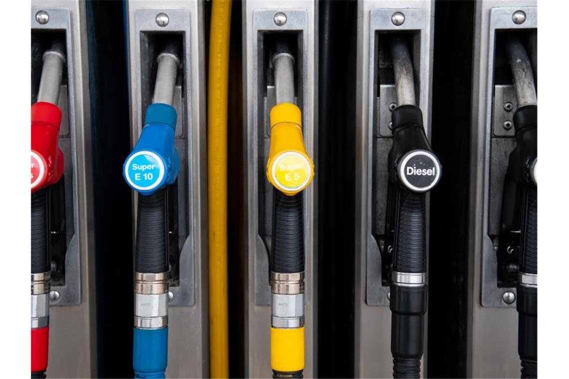 Zapfpistolen für verschiedene Kraftstoffarten hängen an einer Zapfsäule an einer Tankstelle. Foto: Sven Hoppe/dpa