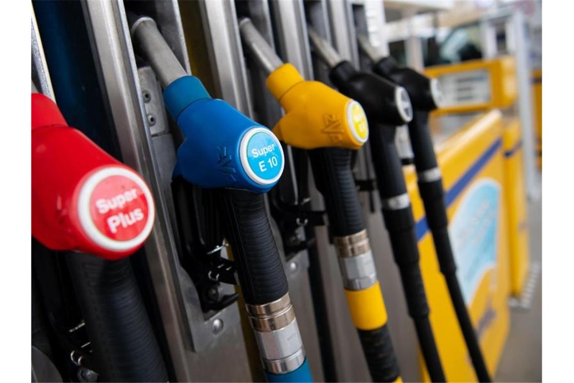 Zapfsäule an einer Tankstelle. Seit einigen Monaten steigen die Energiepreise überdurchschnittlich an. Foto: Sven Hoppe/dpa