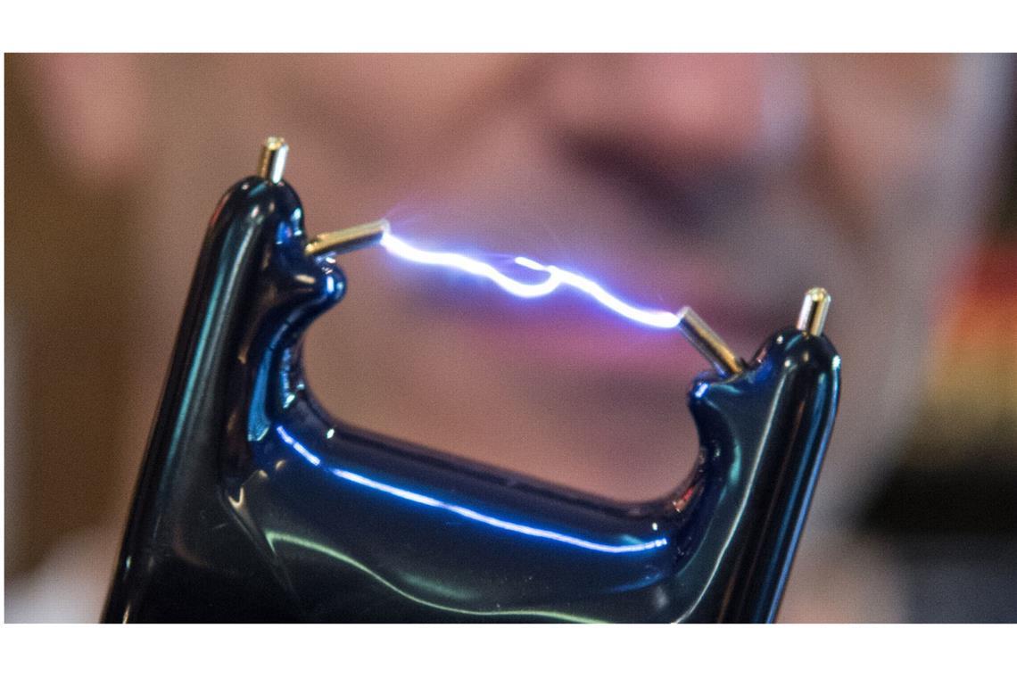 Selbstverteidigung: Was erlaubt ist und was nicht Zapp!: Elektroimpulsgeräte müssen ein besonderes Prüfzeichen aufweisen, wenn sie legal mitgeführt werden sollen.