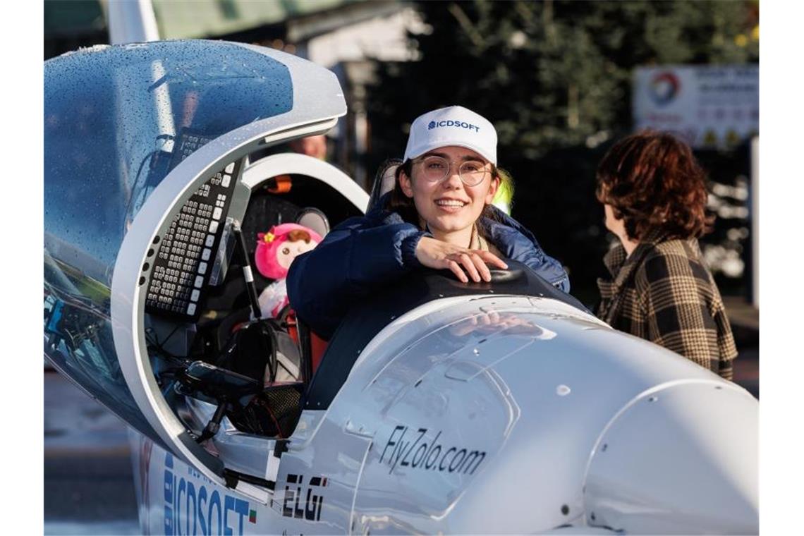 In 156 Tagen um die Welt: 19-Jährige zurück in Europa Zara Rutherford ist nach ihrer Weltumrundung sicher in Belgien gelandet. Foto: Kurt Desplenter/BELGA/dpa