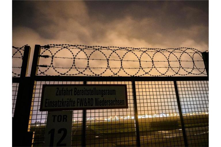 Zaun vor dem Bremer Flughafen. Clan-Mitglied Ibrahim Miri wurde abgeschoben. Foto: Mohssen Assanimoghaddam/dpa