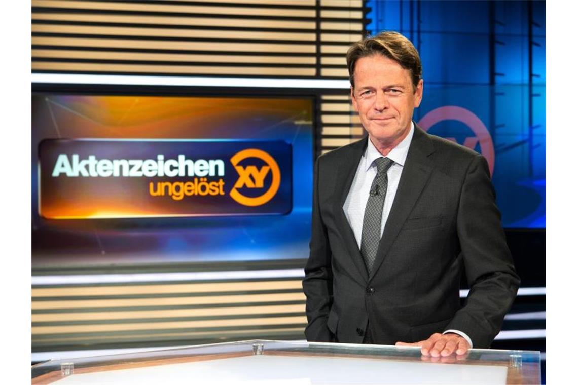 ZDF-Moderator Rudi Cerne steht vor dem Label der Sendung „Aktenzeichen XY ... ungelöst“. Foto: Sina Schuldt/Archiv