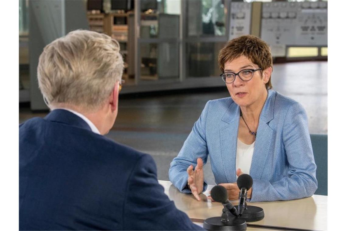 ZDF-Moderator Theo Koll im Interview mit der CDU-Vorsitzenden Annegret Kramp-Karrenbauer. Sascha Baumann/ZDF Foto: Sascha Baumann