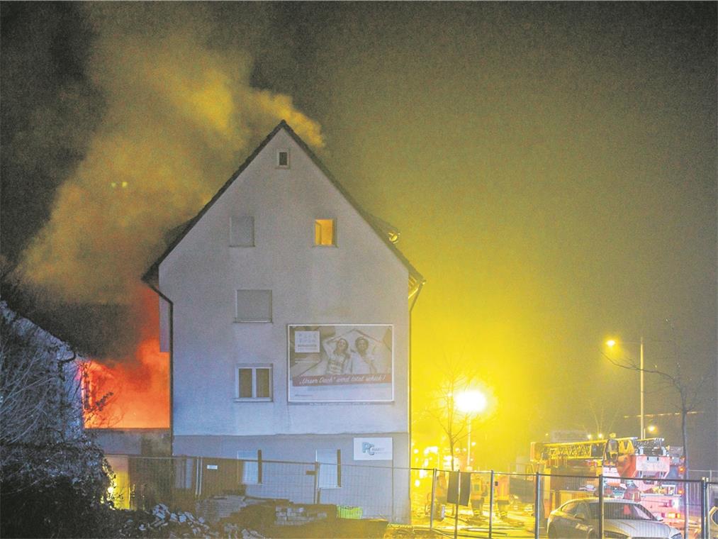 Zehn Bewohner der beiden betroffenen Häusern in der Gartenstraße mussten wegen des Brands evakuiert werden. Fotos: B. Beydekin
