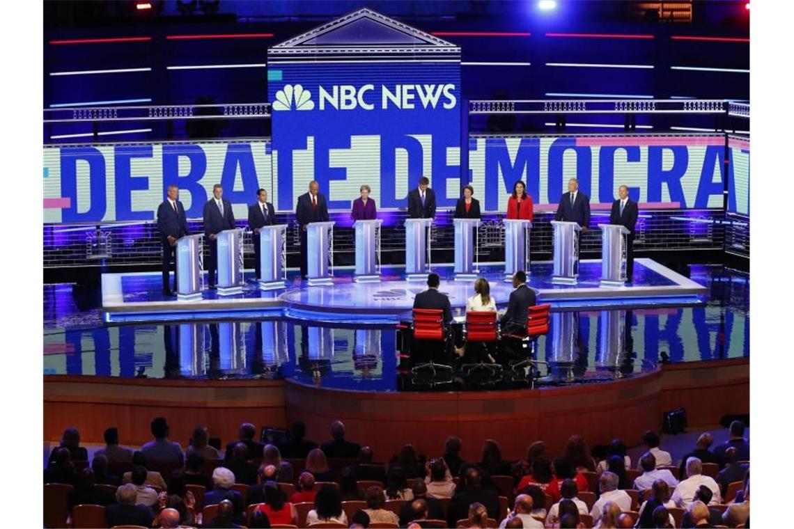 US-Demokraten suchen nach Trump-Herausforderer Zehn demokratische Kandidaten diskutieren über Wirtschaftspolitik, das Gesundheitssystem und die Migrationskrise. Foto: Wilfredo Lee/AP