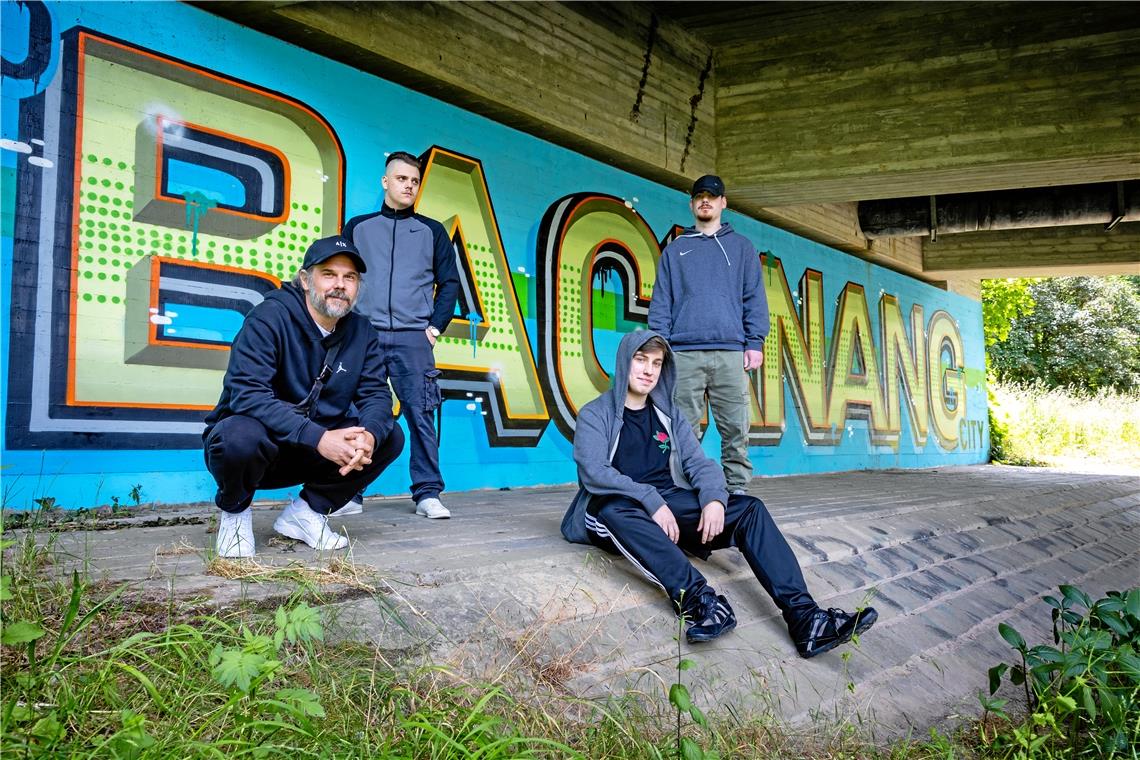 Zehn Graffiti-Künstler haben an dem Bild gearbeitet. Die Leitung hatte Frederik Merkt, mit dabei waren Giovanni, Leon und Andre (von links).Foto: Alexander Becher