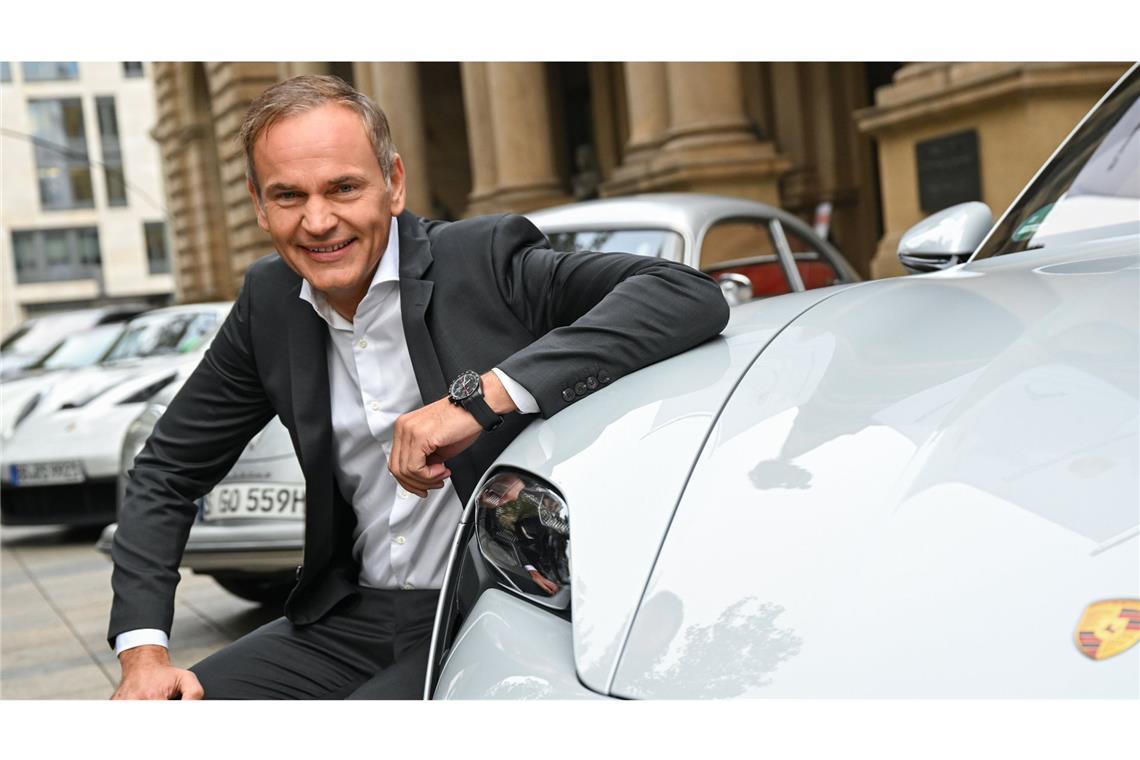 Der neue Porsche-Chef und seine Vorgänger – die Fotos der Mächtigen Zehn Jahre an der Porsche-Spitze: In Zuffenhausen hatte Oliver Blume am 1. Oktober 2015 die Regie übernommen. Nach dem Rauswurf von Herbert Diess in Wolfsburg amtierte er ab September 2022 auch dort als Vorstandsvorsitzender. Blume galt als nüchterner Stratege und Teamplayer. Die Rückkehr von Porsche an die Börse, mit der die Firma ein Stück Eigenständigkeit zurück gewinnt, gilt als sein wichtigster Erfolg. Von 2026 konzentriert er sich ganz auf die Rolle als Chef des Volkswagen-Konzerns und gibt den Chefposten bei Porsche ab.