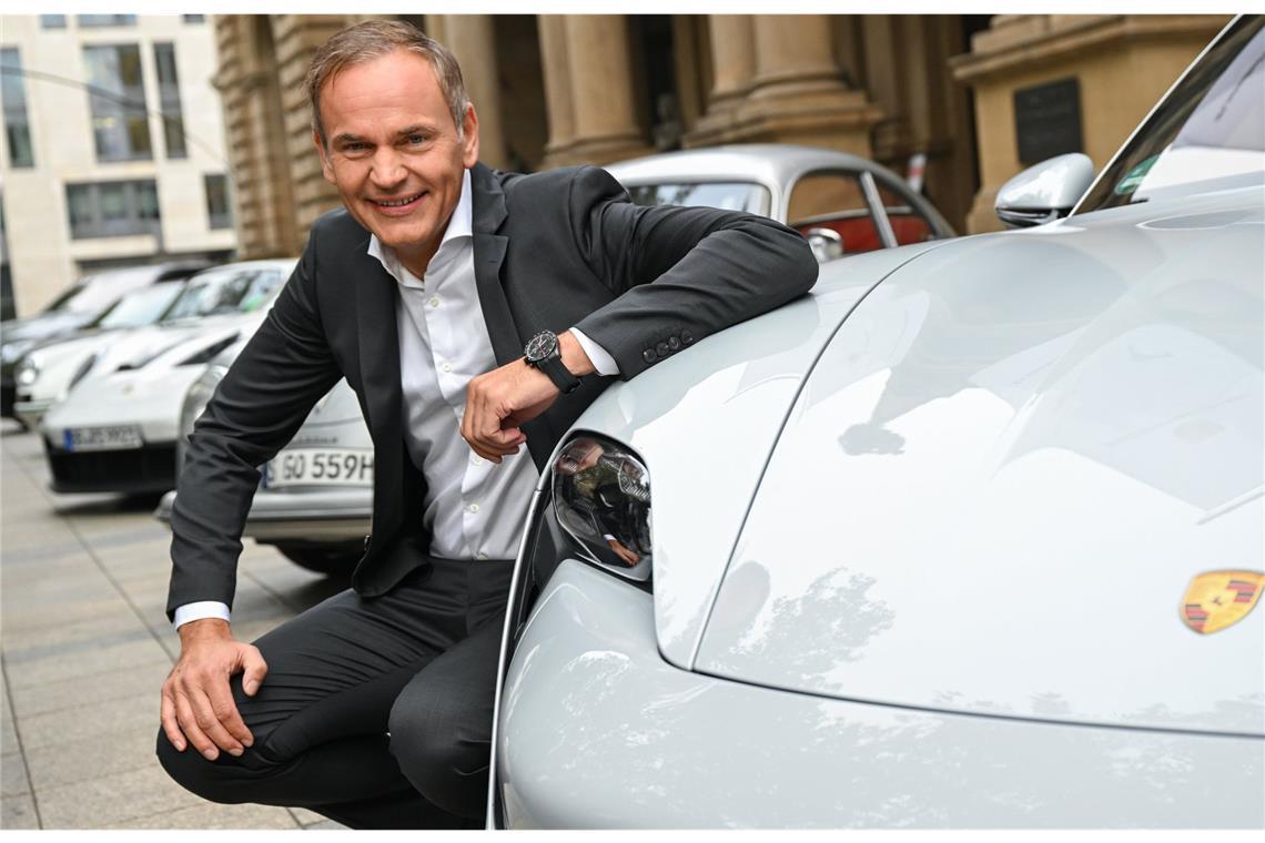 Zehn Jahre an der Porsche-Spitze: In Zuffenhausen hatte  Oliver Blume am 1. Oktober 2015 die Regie übernommen.  Nach dem Rauswurf von Herbert Diess in Wolfsburg amtierte er ab September 2022 auch dort als Vorstandsvorsitzender. Blume galt als nüchterner Stratege und Teamplayer. Die Rückkehr von Porsche an die Börse, mit der die Firma ein Stück Eigenständigkeit zurück gewinnt, gilt als sein wichtigster Erfolg. Seit Januar 2026 konzentriert er sich ganz auf die Rolle als Chef des Volkswagen-Konzerns, den Chefposten bei Porsche gab er zum Jahreswechsel ab.