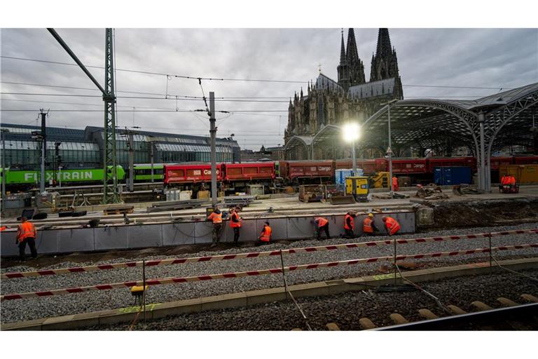 Zehn Tage lang sind Arbeiter nun an der Strecke rund um den Kölner Hauptbahnhof beschäftigt. Unter anderem werden Weichen und Oberleitungen erneuert.
