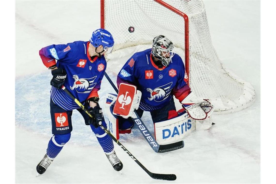 Zehnmal schlug der Puck im Adler-Tor gegen Frölunda ein. Foto: Uwe Anspach/dpa