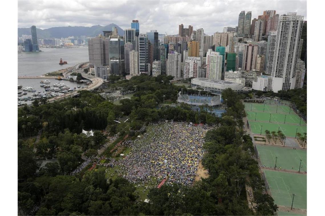 Zehntausende Demonstranten nehmen in Hongkong an einer Kundgebung gegen das von der Regierung geplante Auslieferungsgesetz teil. Foto: Kin Cheung/AP
