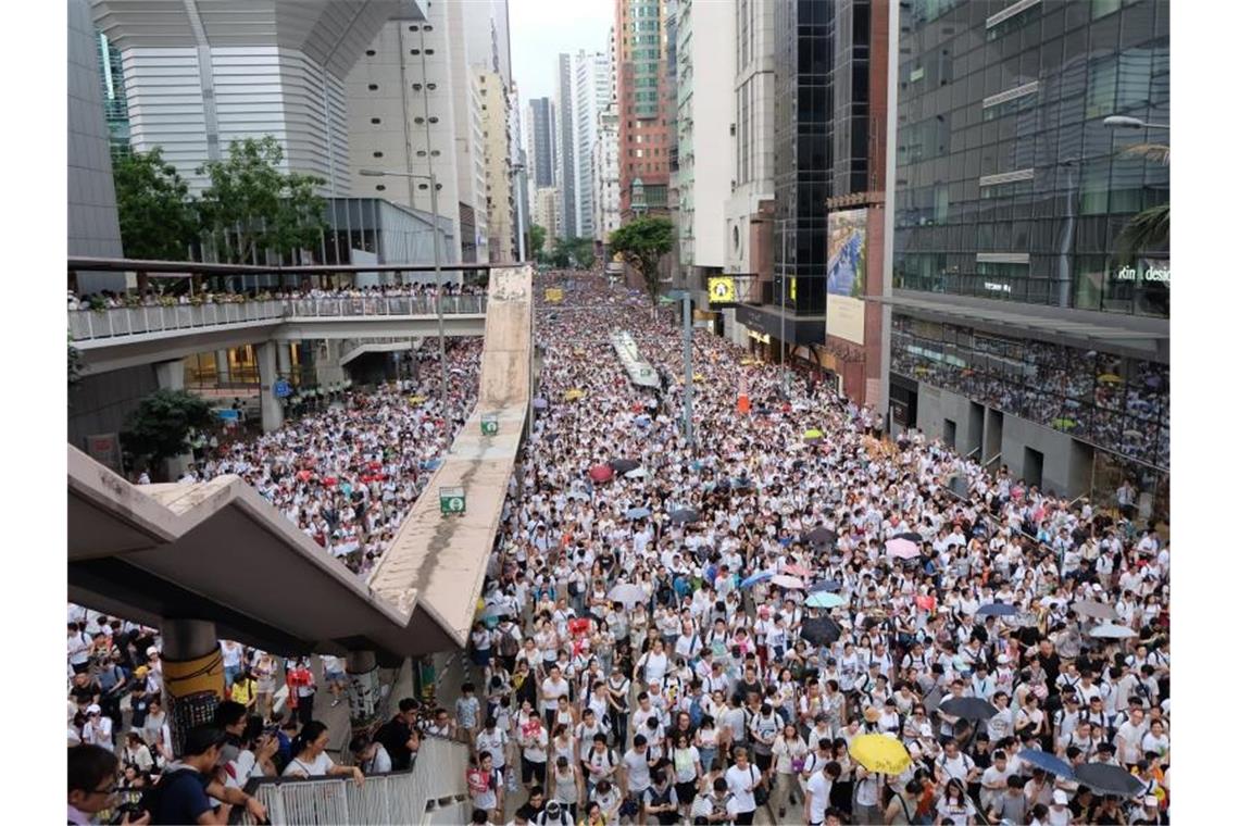 Gewalt nach Massenprotest in Hongkong Zehntausende demonstrieren gegen das von der Regierung geplante Auslieferungsgesetz. Erin Hale Foto: Erin Hale