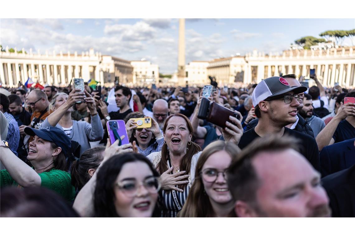 Jubel, Tränen und „Viva il Papa“ - Zehntausende feiern den neuen Papst Zehntausende fanden sich am Petersplatz ein.