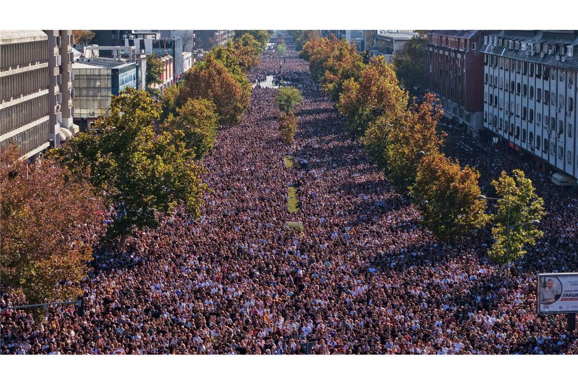 Zehntausende gedenken in Novi Sad der Tragödie mit 16 Toten Zehntausende gedachten der 16 Opfer des Einsturzes des Bahnhofsvordachs in Novi Sad vor genau einem Jahr.