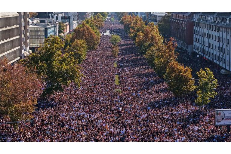 Zehntausende gedachten der 16 Opfer des Einsturzes des Bahnhofsvordachs in Novi Sad vor genau einem Jahr.