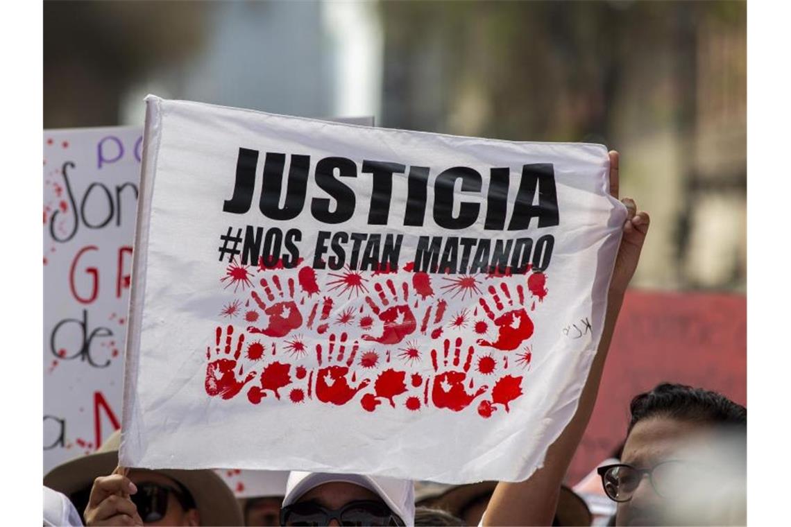 Zehntausende gehen gegen die Gewalt an Frauen in Mexiko auf die Straße. Foto: Jair Cabrera Torres/dpa