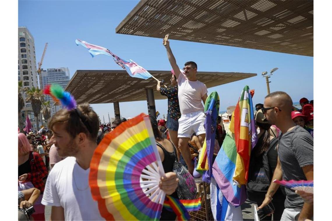 Tel Aviv: Über 100.000 Menschen feiern bei Gay-Pride-Parade Zehntausende haben bei der Gay-Pride-Parade in Tel Aviv gefeiert und gleiche Rechte für Schwule, Lesben, Bi- und Transsexuelle (LGBTQIA+) gefordert. Foto: Ariel Schalit/AP/dpa