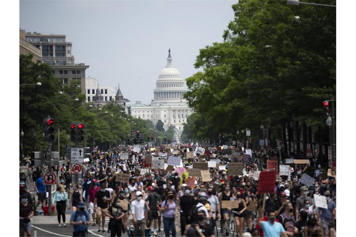 Zehntausende haben in den USA friedlich gegen Rassismus demonstriert - hier in Washington. Foto: Liu Jie/XinHua/dpa