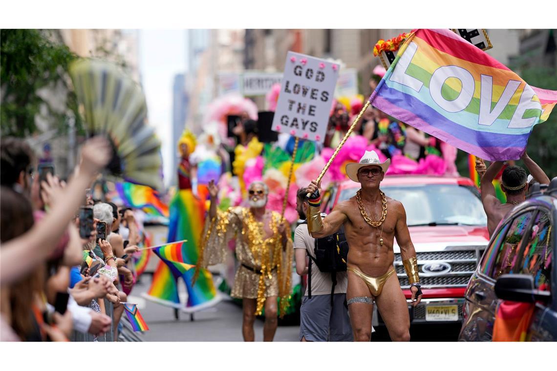 Zehntausende laufen bei der Pride-Parade in New York mit.