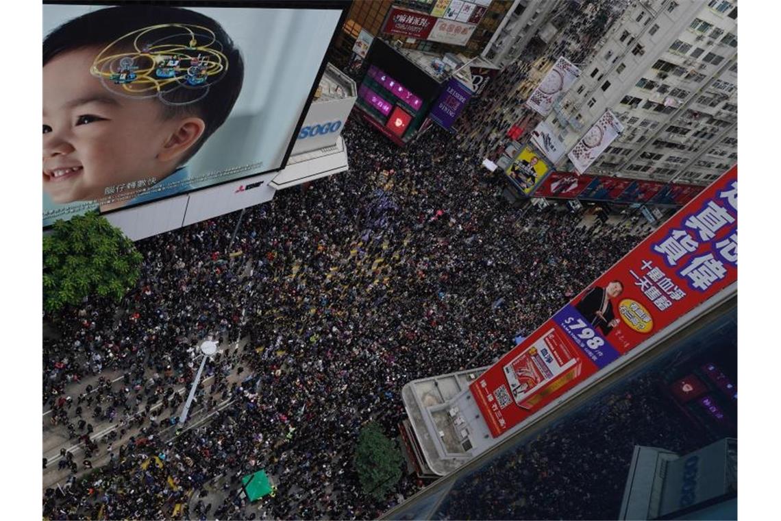 Zehntausende Menschen haben am Neujahrstag in Hongkong erneut gegen die Regierung demonstriert. Foto: Vincent Yu/AP/dpa