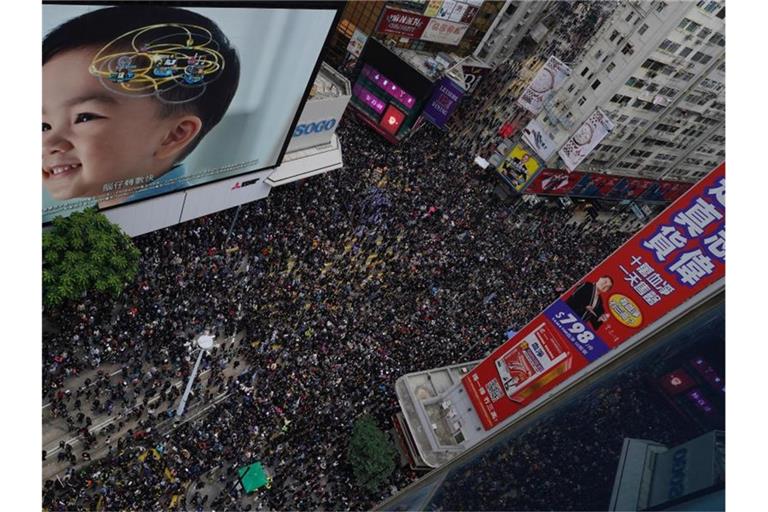 Zehntausende Menschen haben am Neujahrstag in Hongkong erneut gegen die Regierung demonstriert. Foto: Vincent Yu/AP/dpa