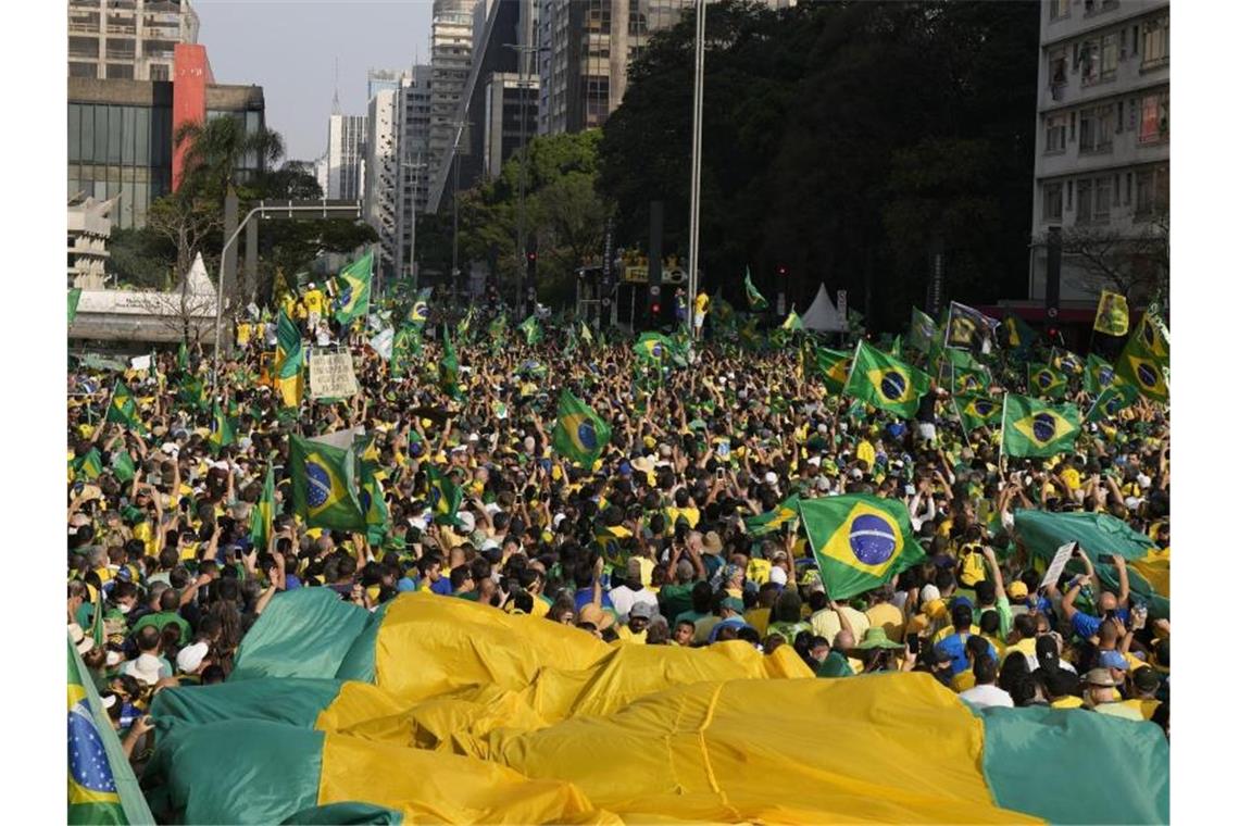 Zehntausende Menschen haben mit anti-demokratischen Slogans für Bolsonaro demonstriert. Foto: Andre Penner/AP/dpa