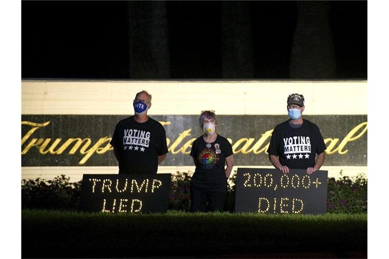 Zehntausende Menschen sind in den USA nach einer Corona-Infektion gestorben - das könnte auch über den Wahlausgang entscheiden. Foto: Meghan Mccarthy/Palm Beach Post via ZUMA Wire/dpa