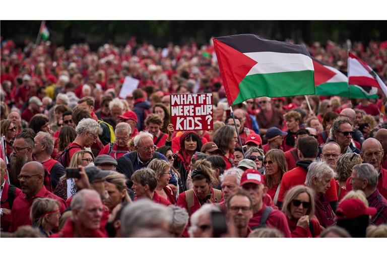 Zehntausende Niederländer verlangen von ihrer Regierung einen schärferen Kurs gegenüber Israel.